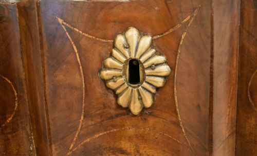 FRENCH PROVINCIAL WALNUT COMMODE - ADDITIONAL PHOTO 7