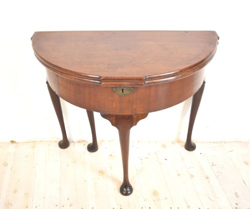 TEA TABLE CIRCA 1730 MAHOGANY