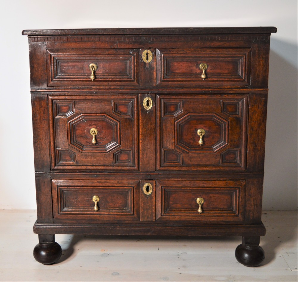 17th century Oak chest of drawers