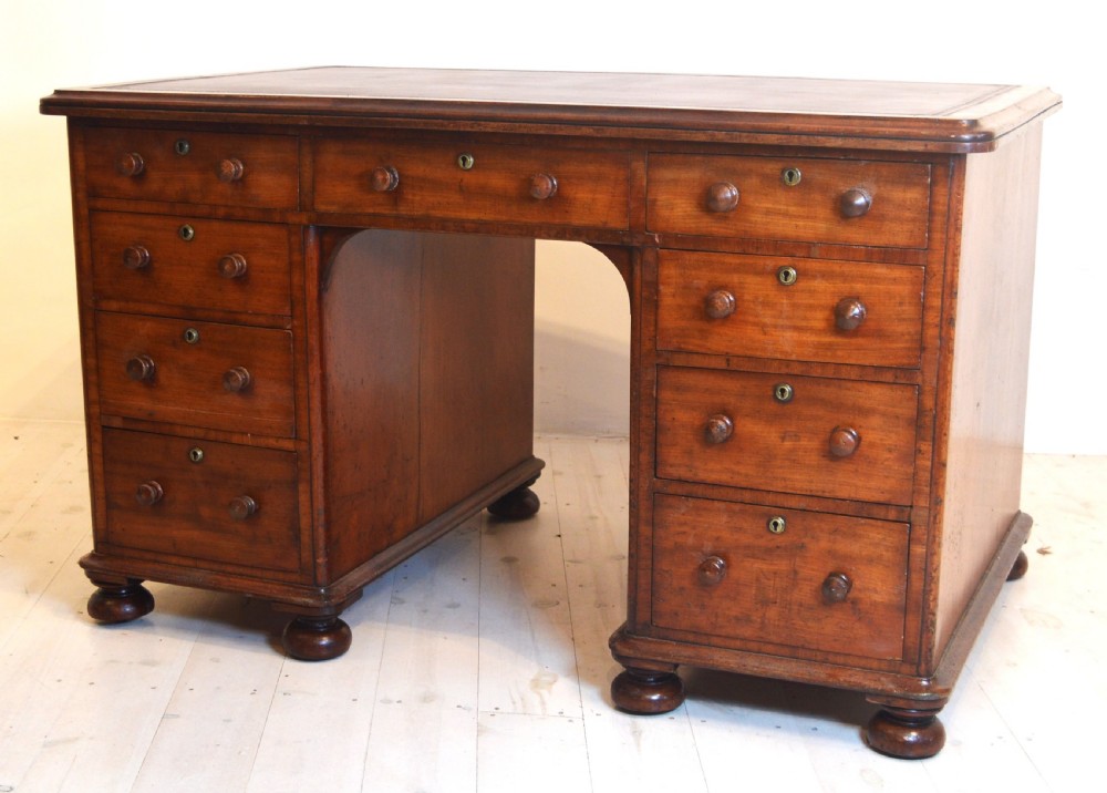 Pedestal desk