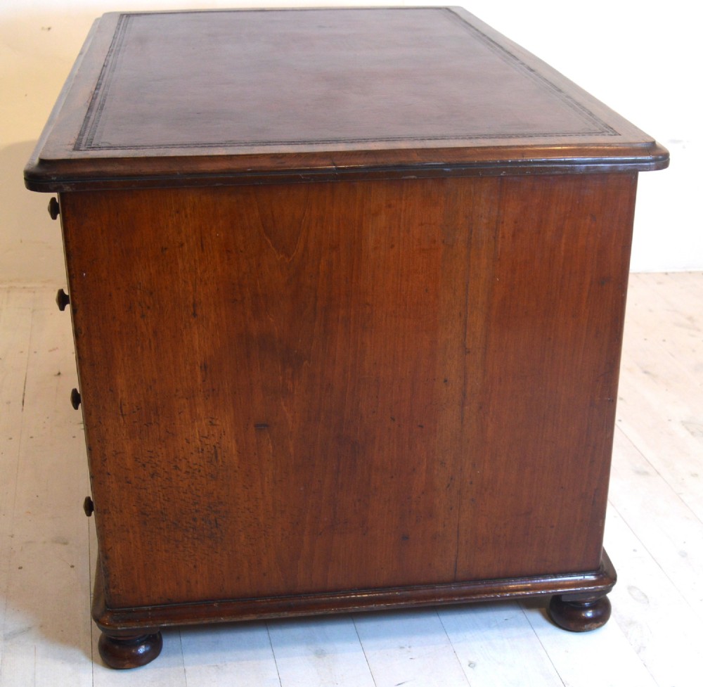 Pedestal desk View VIII