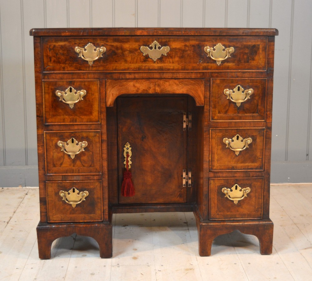 Knee Hole desk in walnut View II