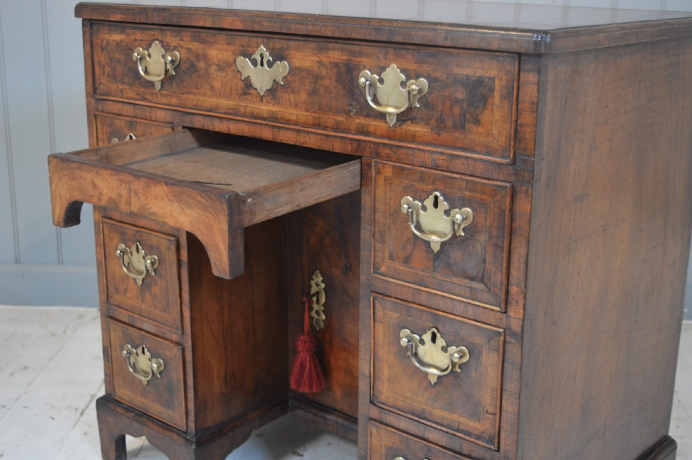 Knee Hole desk in walnut View IV