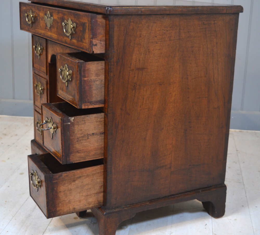 Knee Hole desk in walnut View V