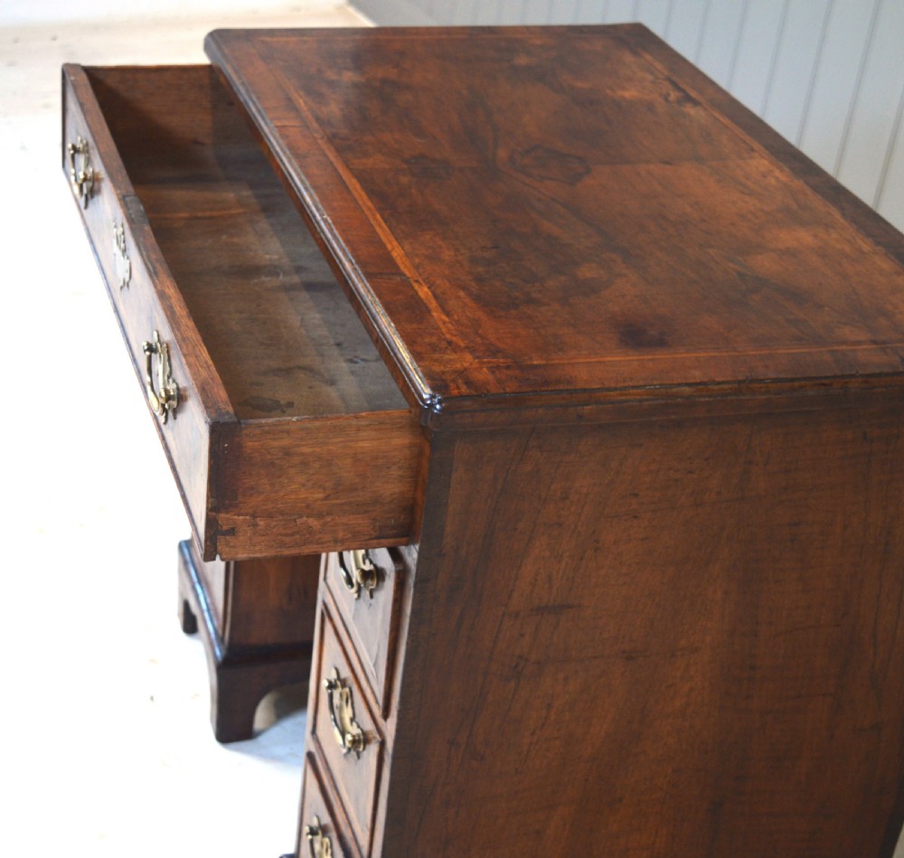 Knee Hole desk in walnut View VII