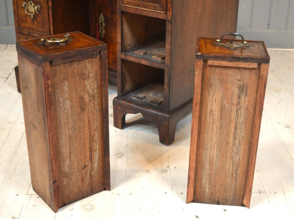 Knee Hole desk in walnut View VIII