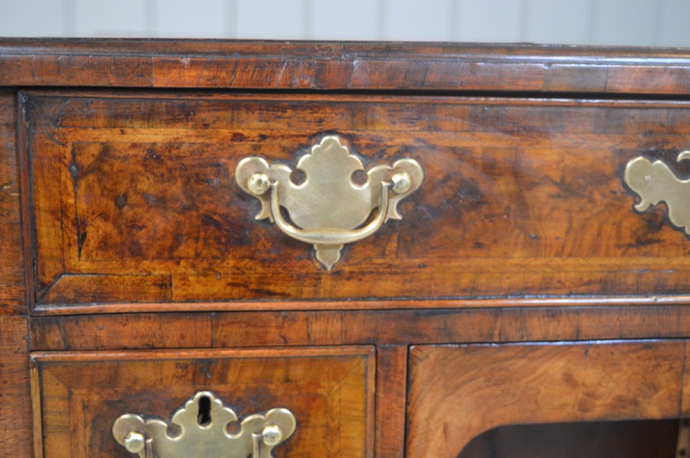 Knee Hole desk in walnut View IX