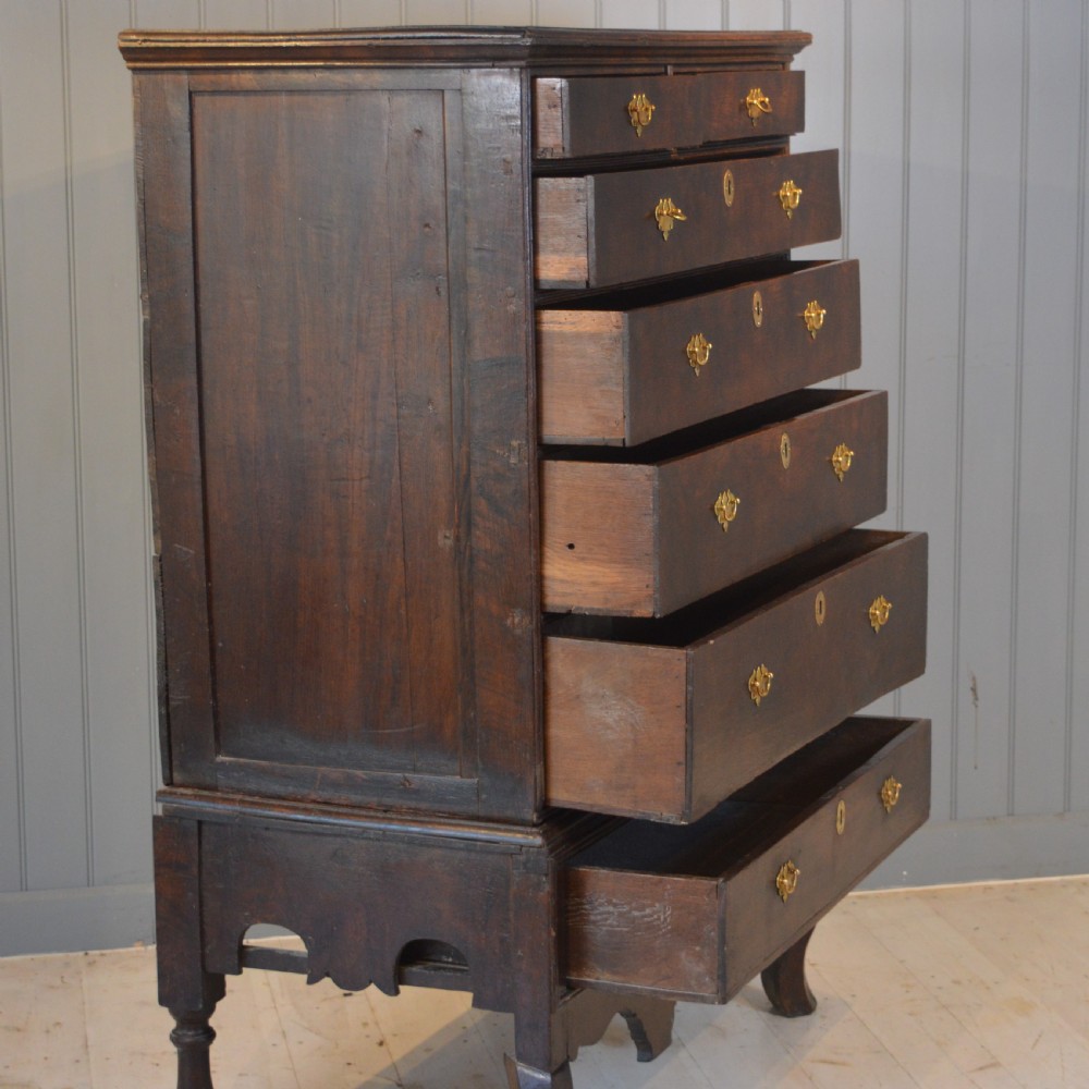 Oak chest on stand View IV