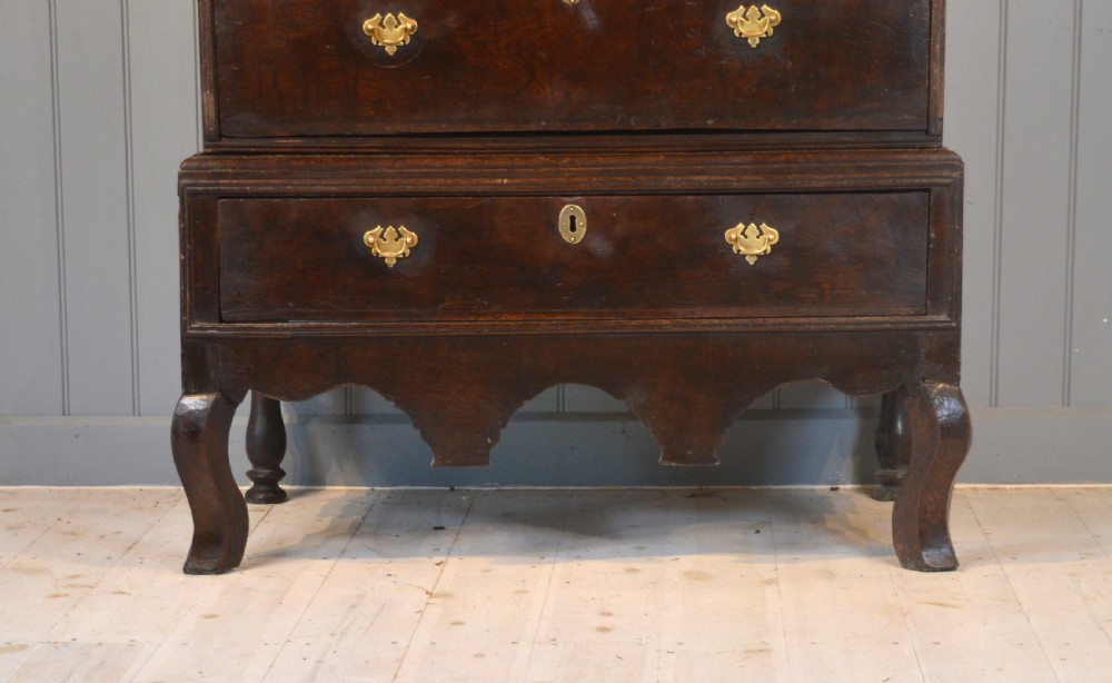 Oak chest on stand View V