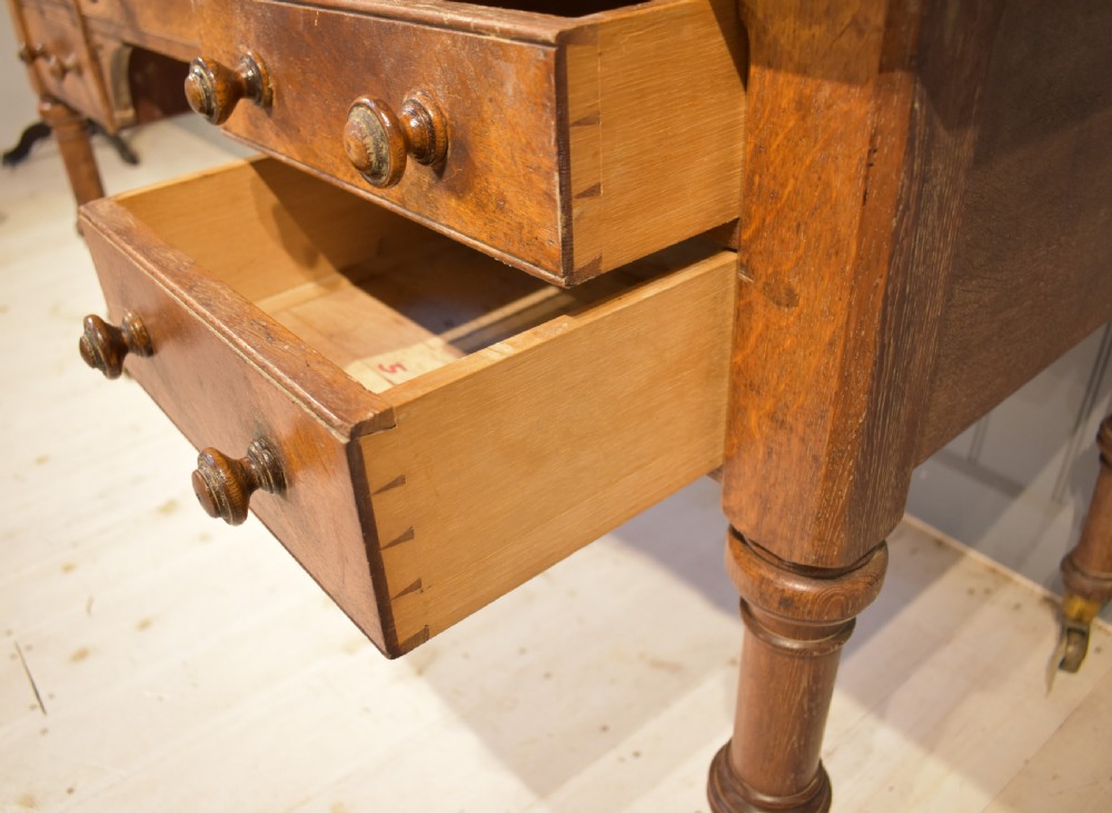 Writing table in oak (Holland & Sons) View IV