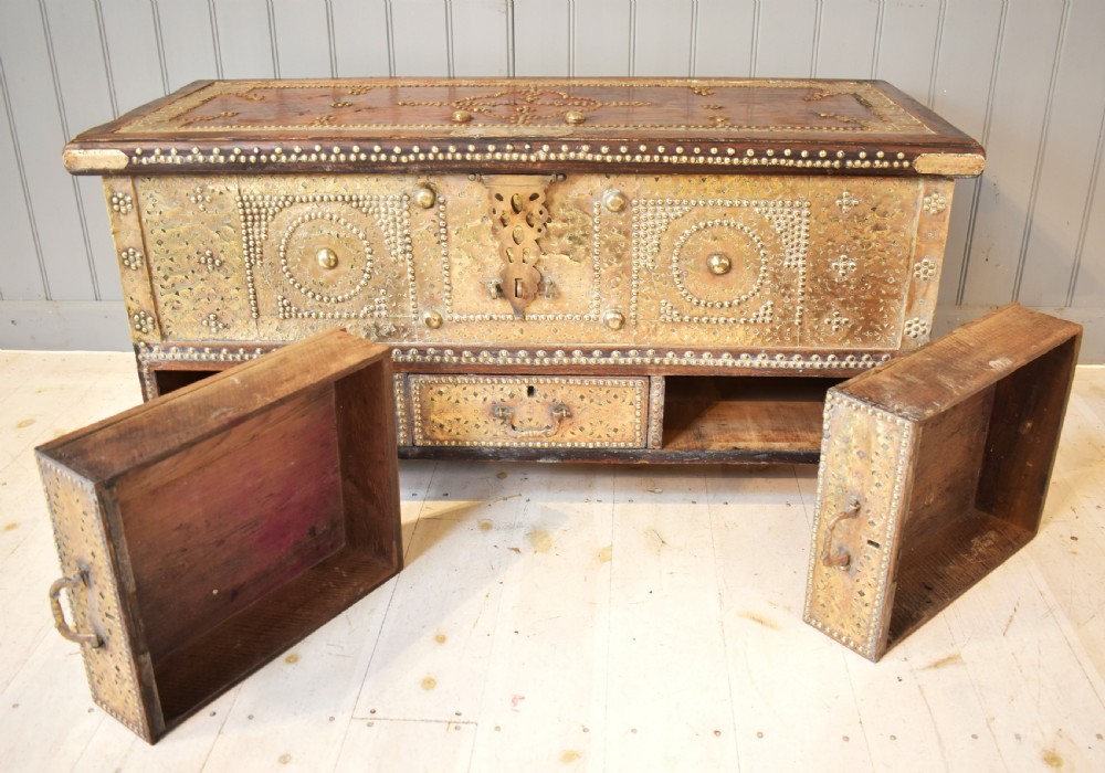 Zanzibar chest View III