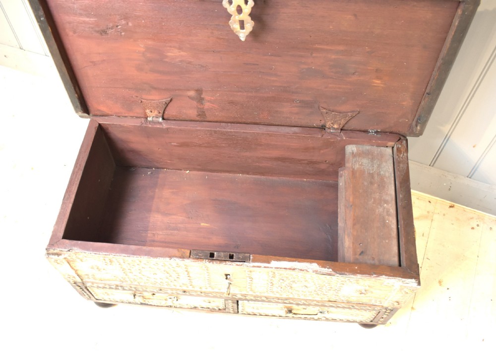 zanzibar small chest View III
