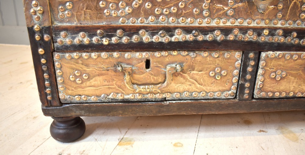 zanzibar small chest View VI