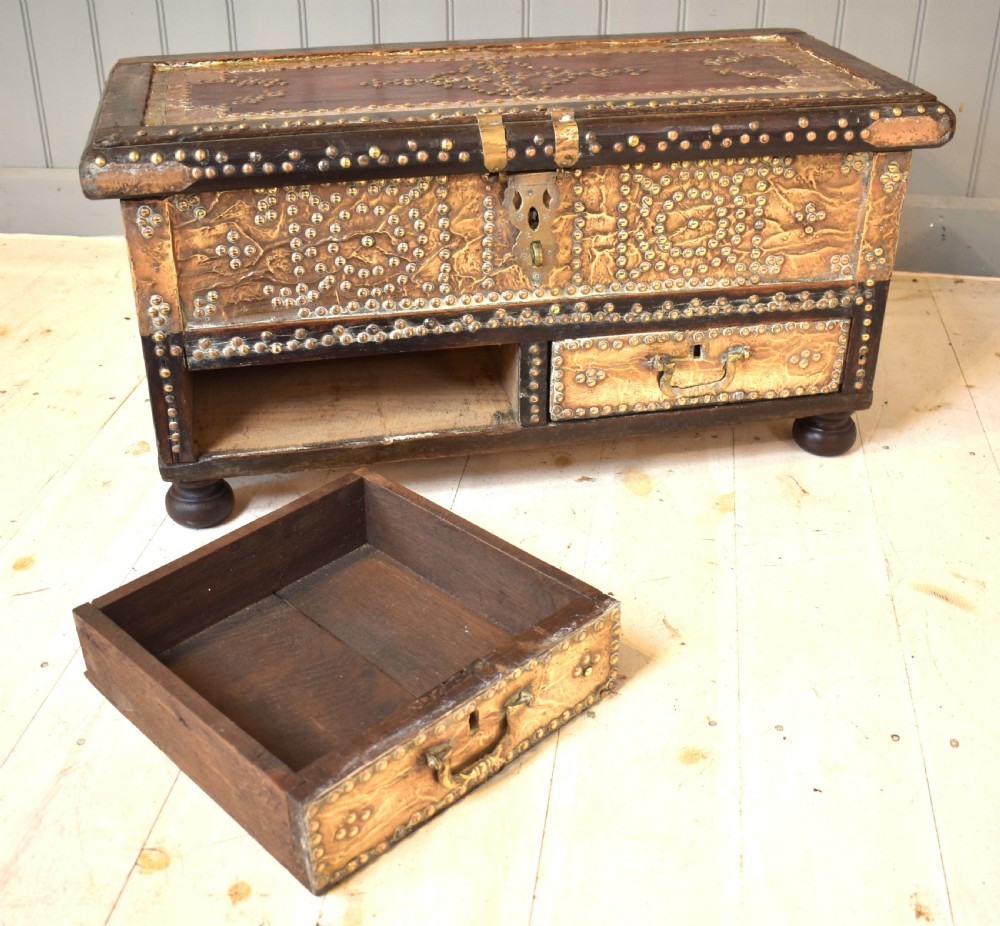 zanzibar small chest View VII