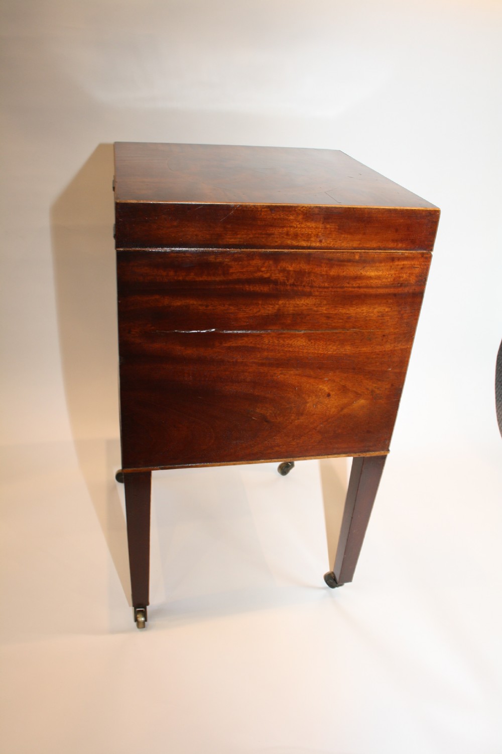 Early 19th Century Mahogany Cellaret View IV