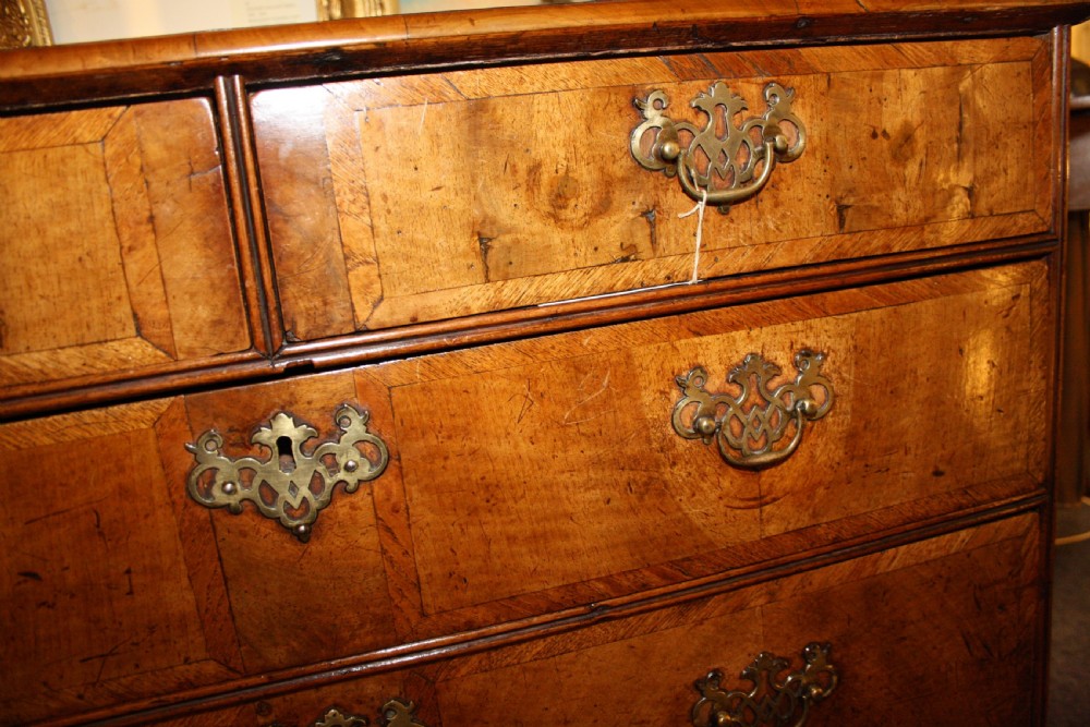 Early 18th century walnut chest of drawers View IV