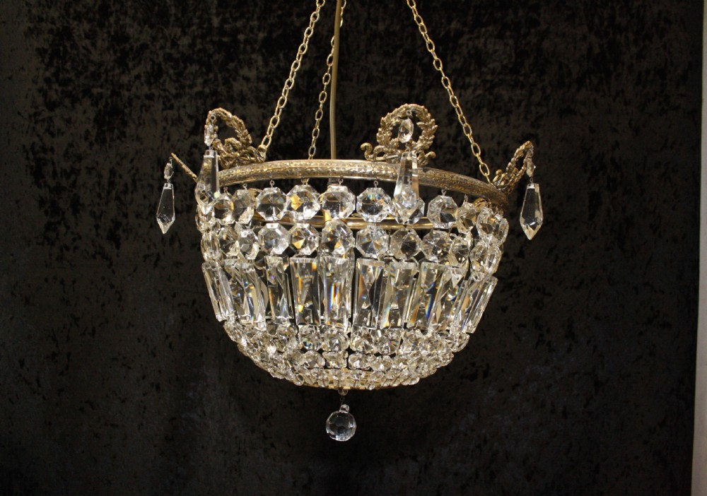 Bag chandelier with leaf decoration around the top. View II
