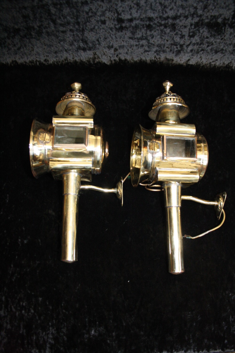 Pair of carriage lights View III