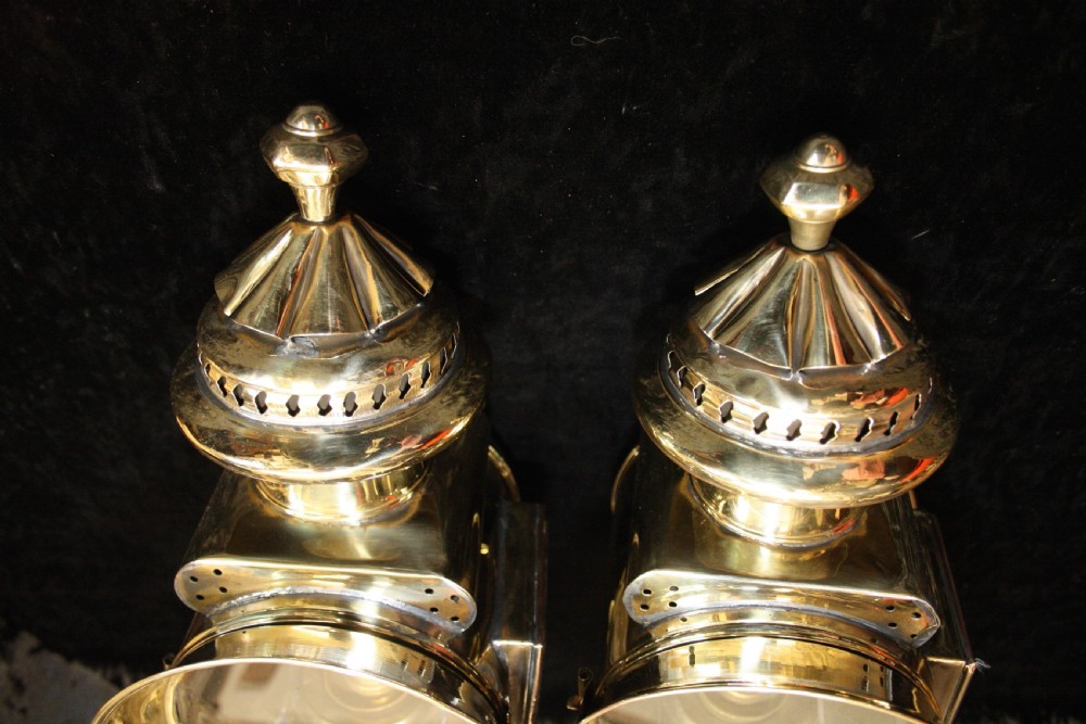 Pair of carriage lights View IV