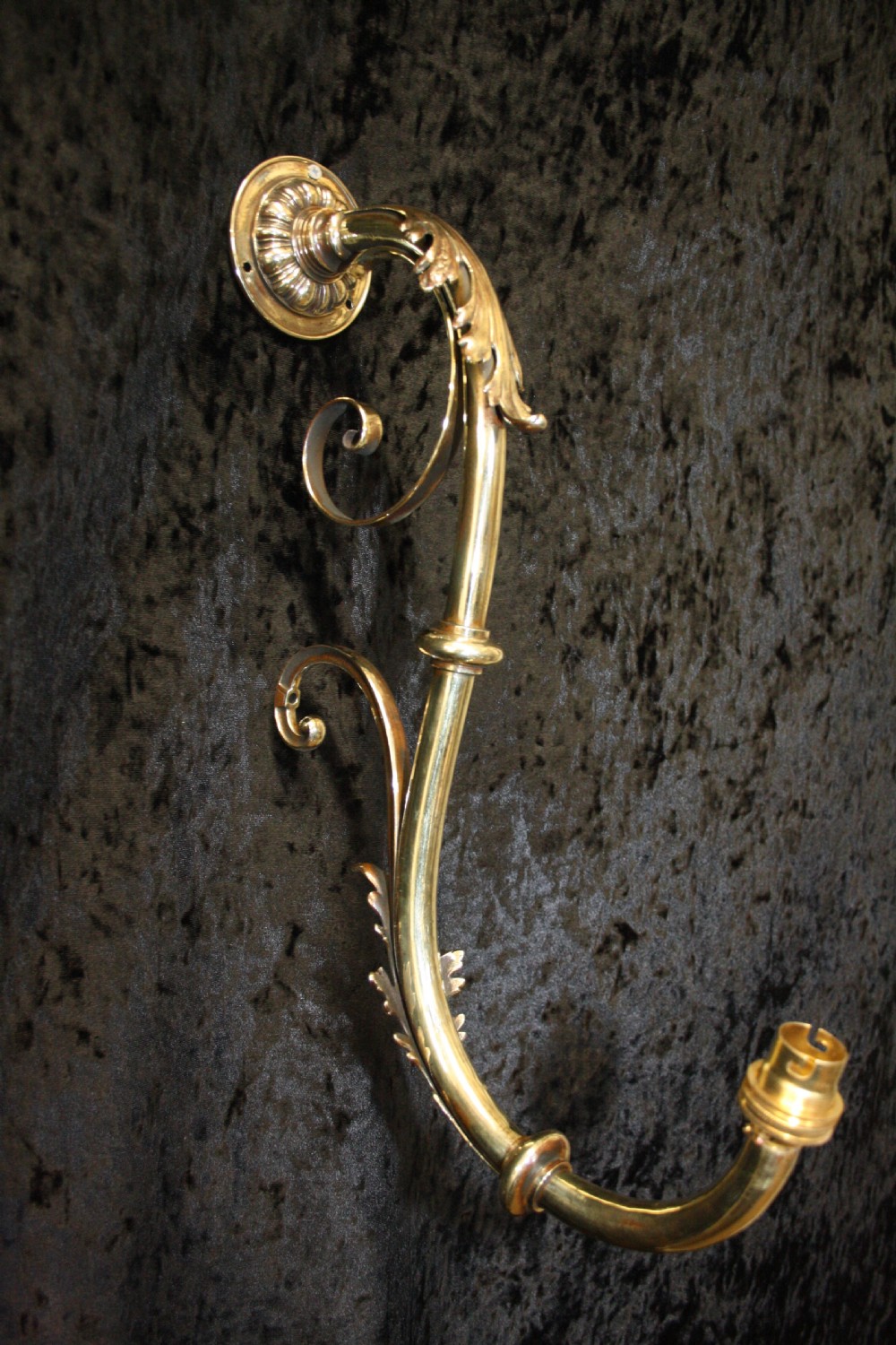 Single brass wall light View VI