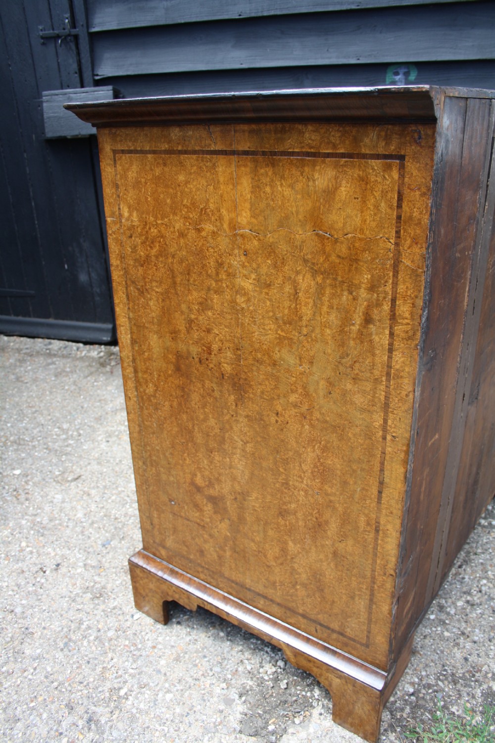 Early 18th Century Burr Ash Chest of drawers View VIII