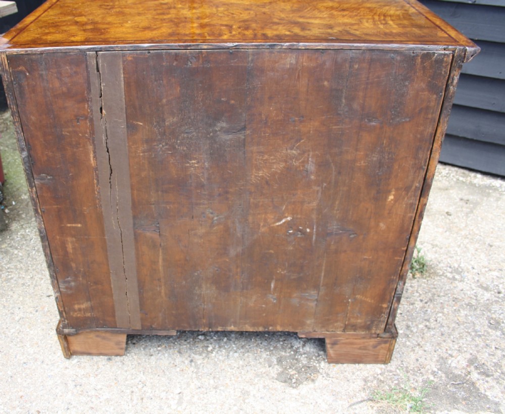 Early 18th Century Burr Ash Chest of drawers View XIII