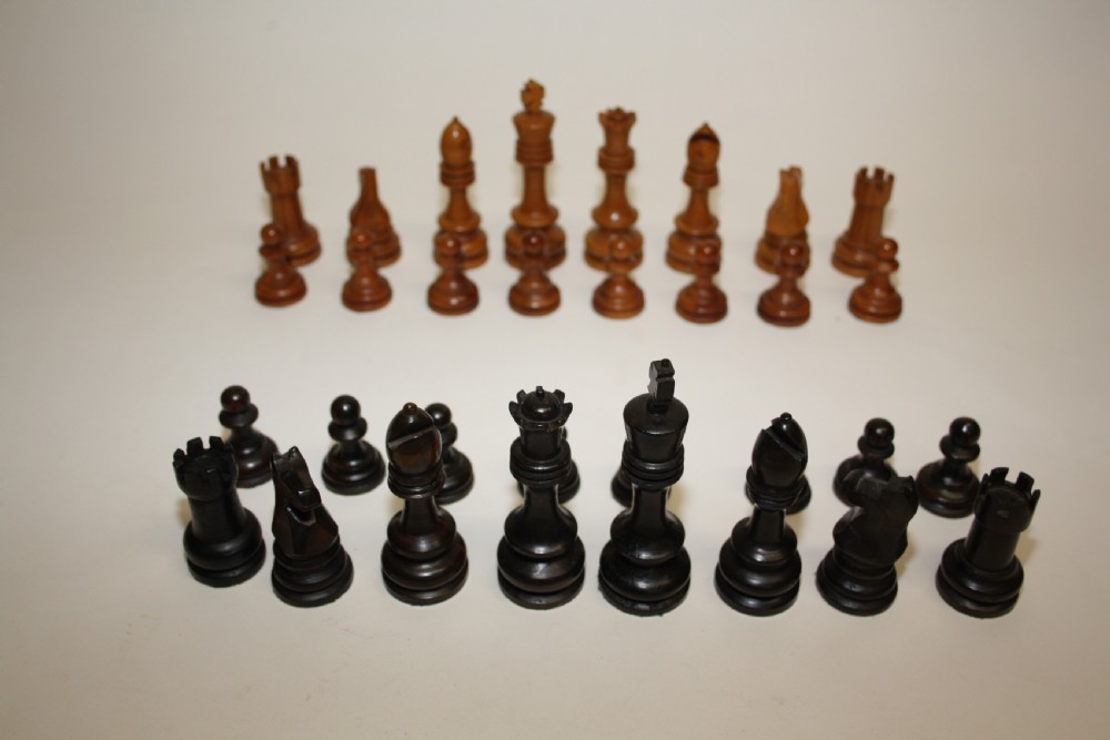 Early 20th century Weighted chess set 