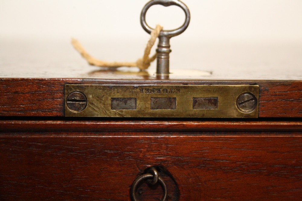 Collectors chest with sliding lid View X