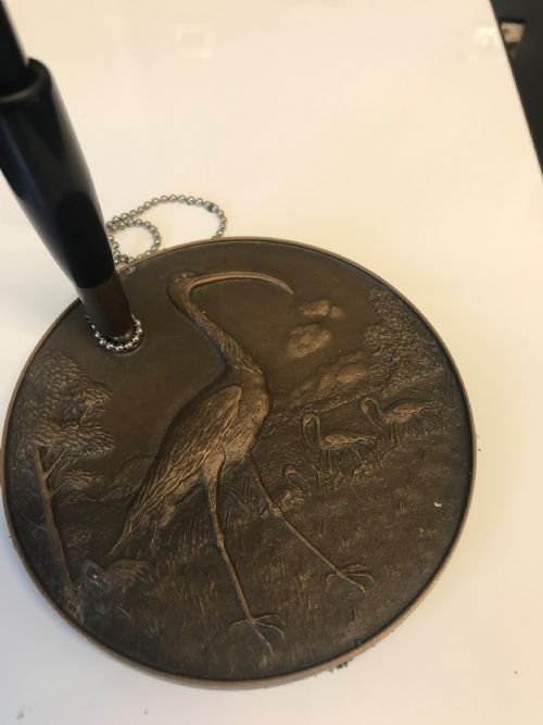 BRONZE MEDALLION PEN REST WITH IBIS BIRD DESIGN PEN BY ACOHEN CO LTD LONDON - ADDITIONAL PHOTO 1