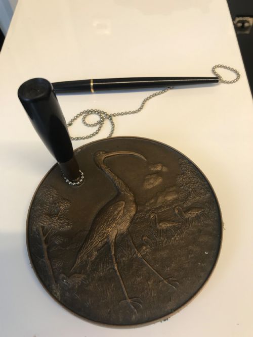 BRONZE MEDALLION PEN REST WITH IBIS BIRD DESIGN PEN BY ACOHEN CO LTD LONDON - ADDITIONAL PHOTO 2