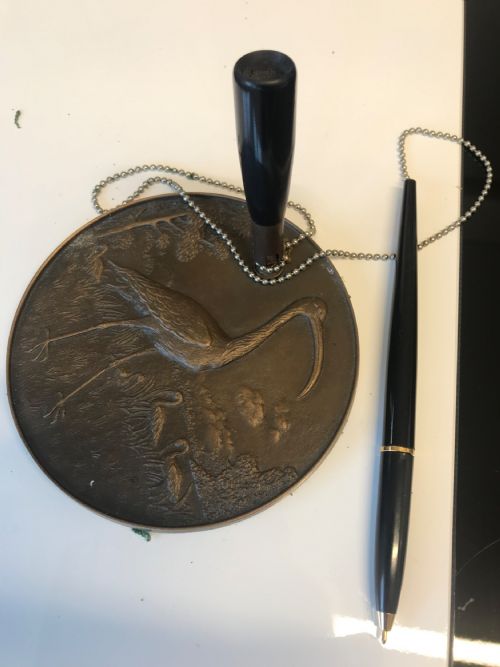 BRONZE MEDALLION PEN REST WITH IBIS BIRD DESIGN PEN BY ACOHEN CO LTD LONDON - ADDITIONAL PHOTO 6