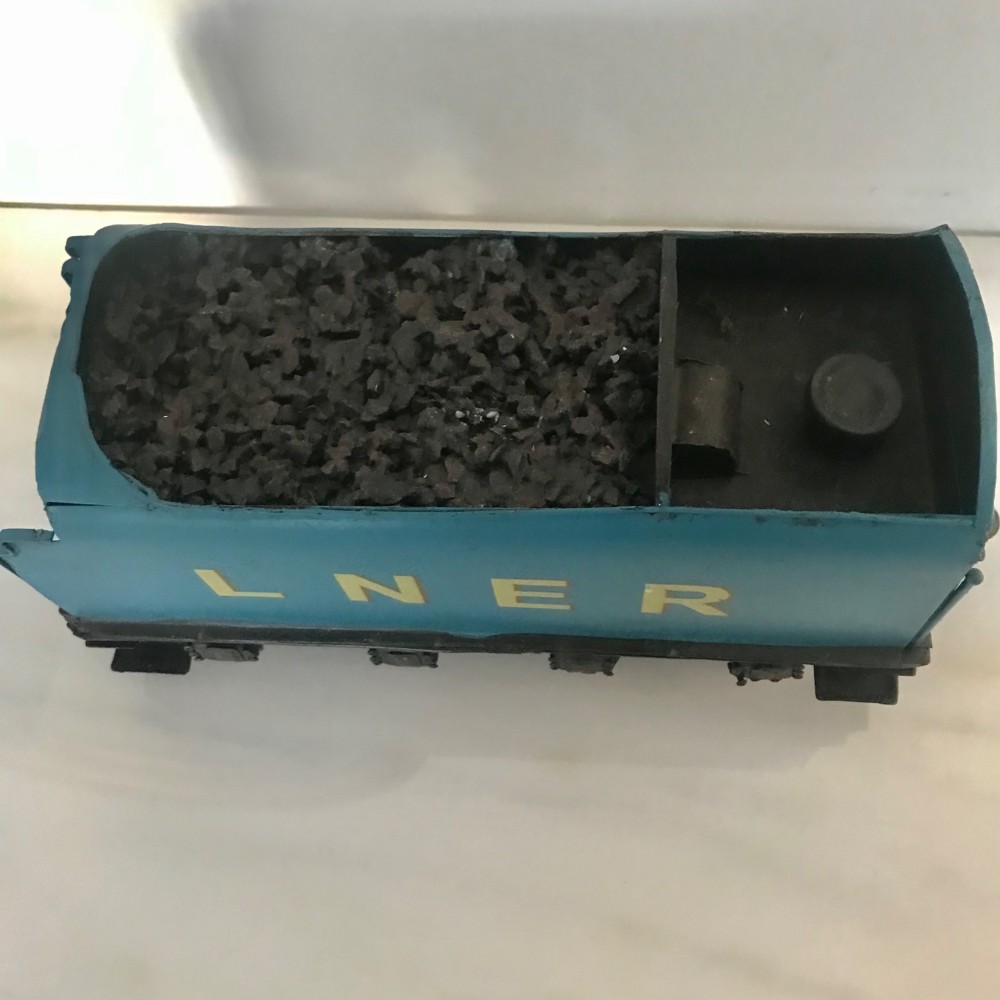 A garter blue LNER Class A4 Mallard O gauge model steam locomotive and matching coal tender with yellow lettering and red spoked wheels. View VI