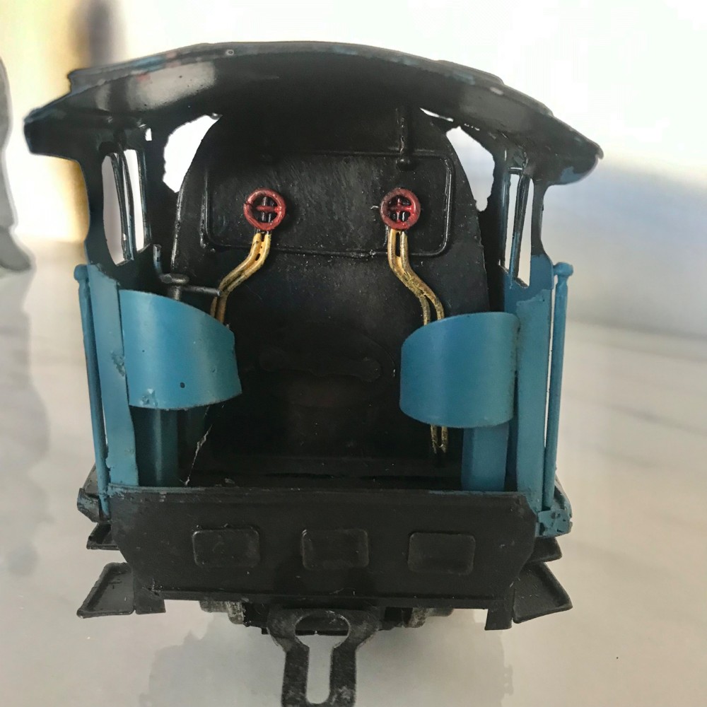 A garter blue LNER Class A4 Mallard O gauge model steam locomotive and matching coal tender with yellow lettering and red spoked wheels. View VII
