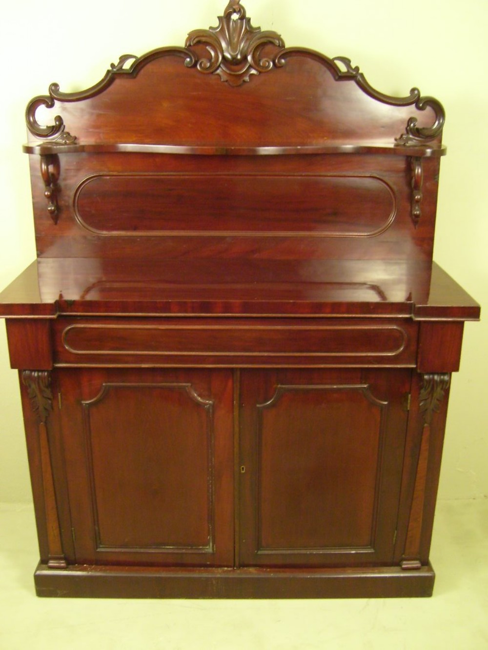 VICTORIAN MAHOGANY CHIFFONIER