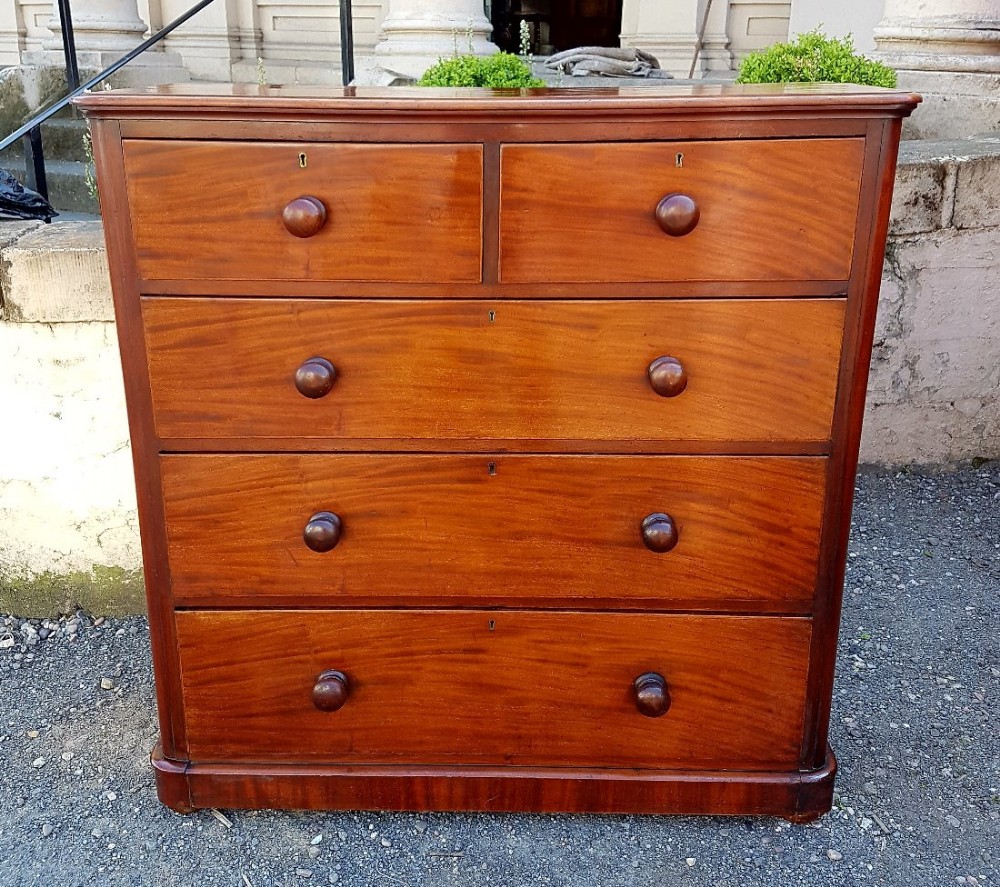 VICTORIAN MAHOGANY CHEST OF DRAWERS 