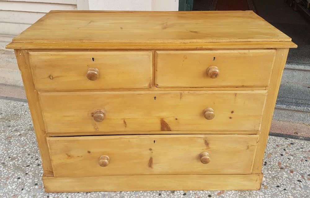 Pine chest of drawers 