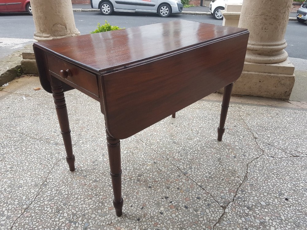 GEORGIAN MAHOGANY PEMBROKE TABLE