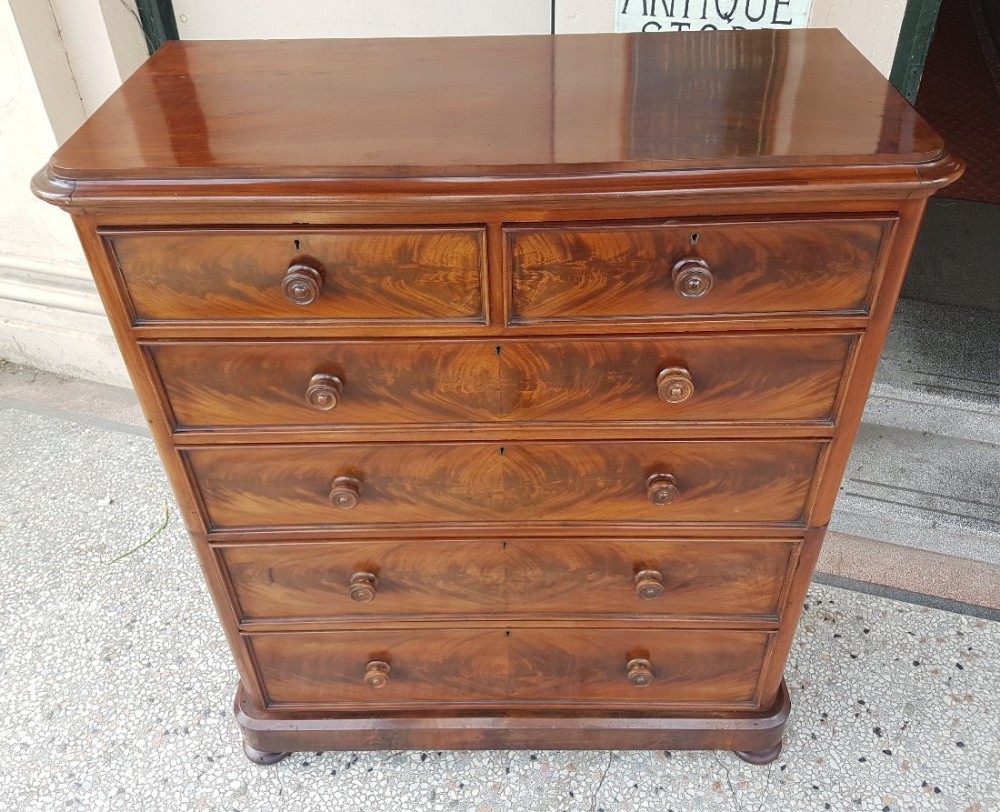 VICTORIAN  MAHOGANY CHEST OF DRAWERS 