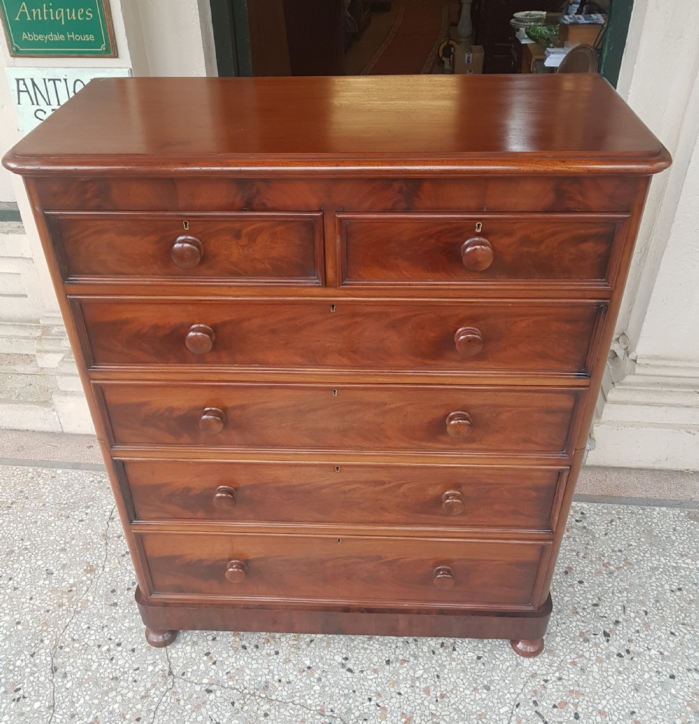 VICTORIAN MAHOGANY CHEST  View III