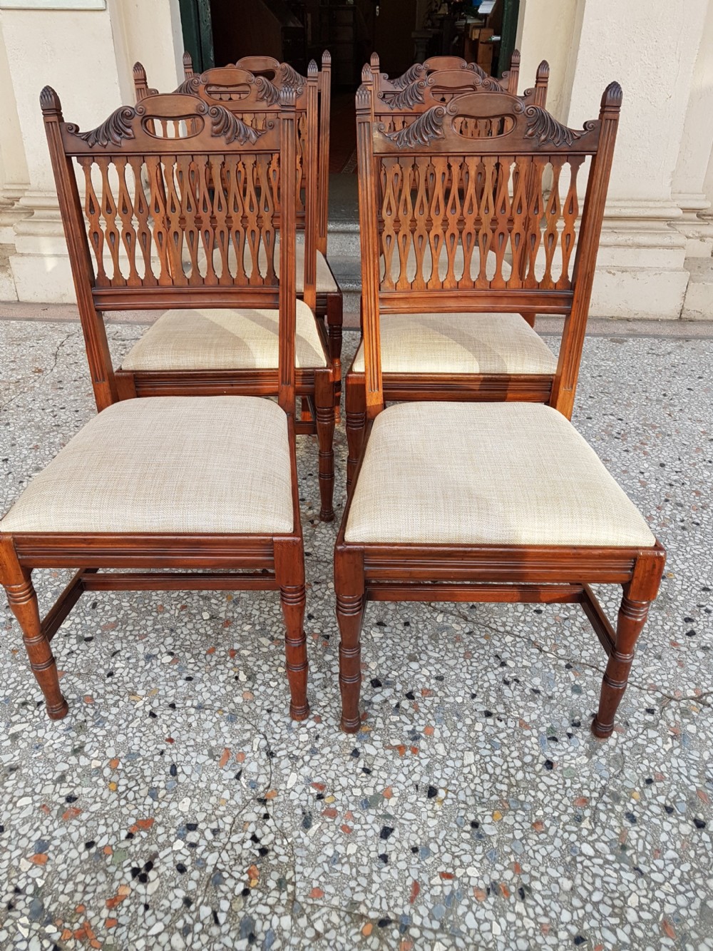 SET OF SIX ANTIQUE CHAIRS 