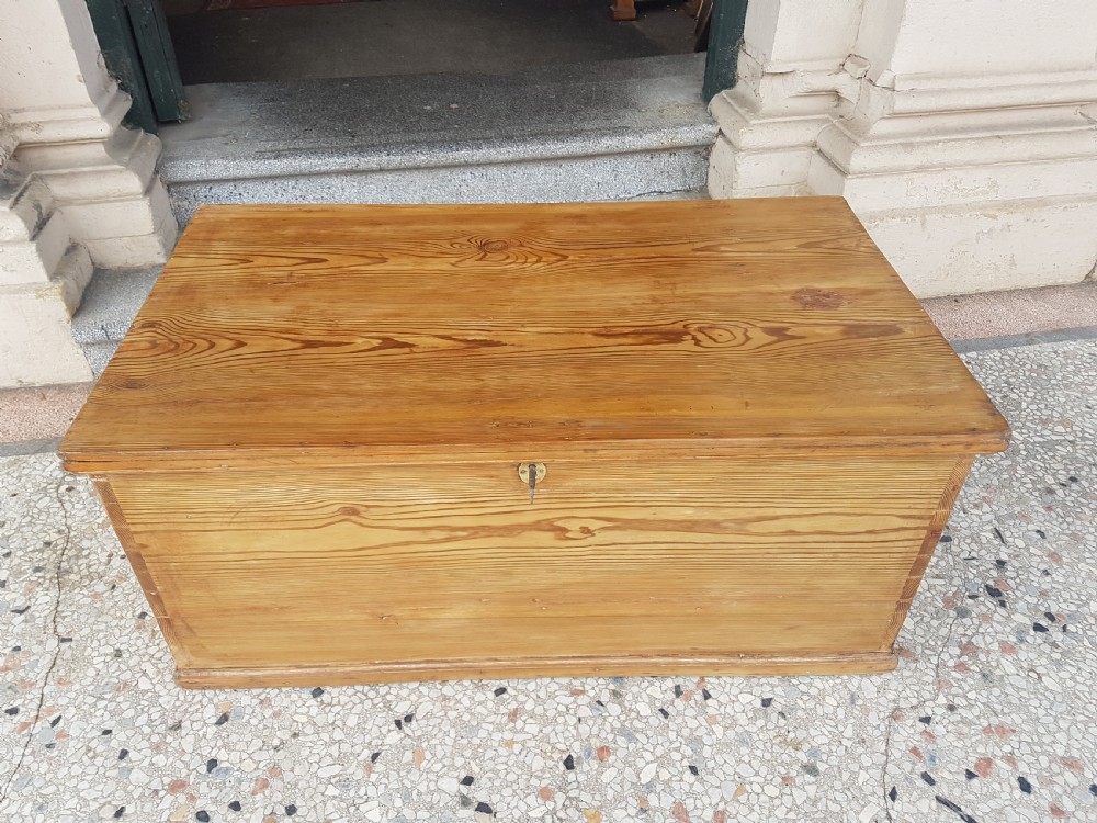 ANTIQUE BLANKET BOX 