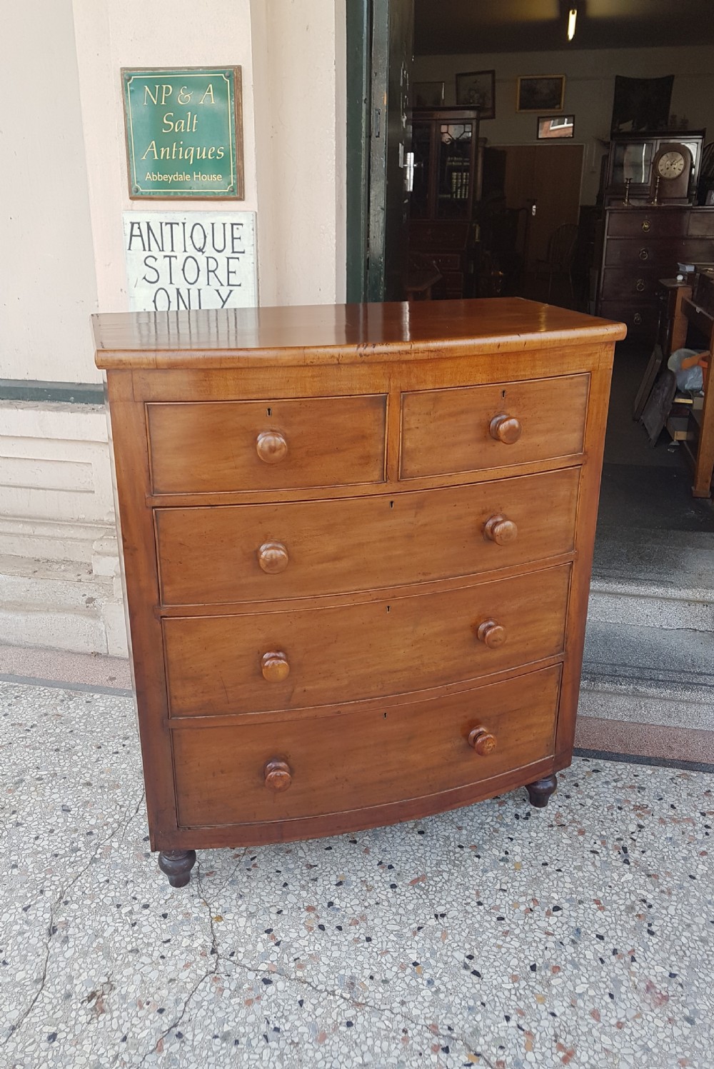 VICTORIAN MAHOGANY BOW FRONTED CHEST OF DRAWERS 