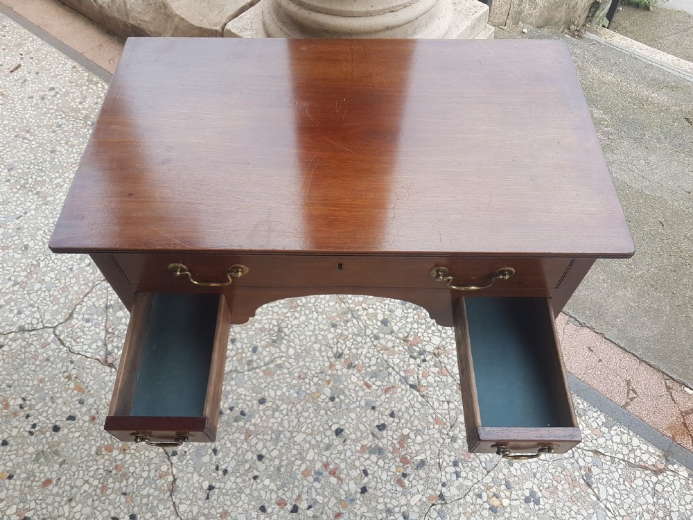 ANTIQUE  LOWBOY  View IV