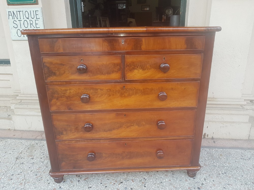 ANTIQUE CHEST OF DRAWERS 
