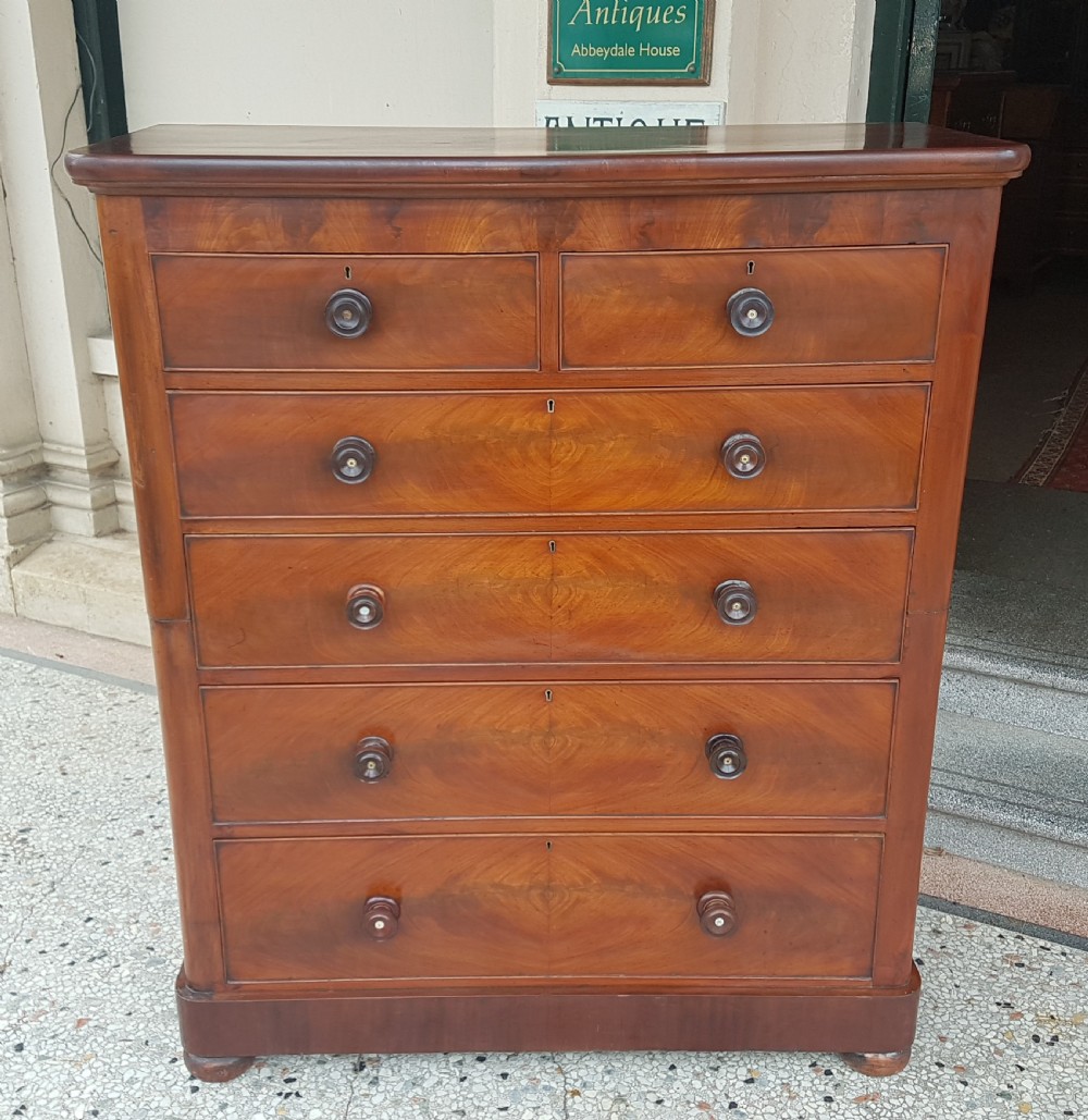 VICTORIAN CHEST OF DRAWERS 