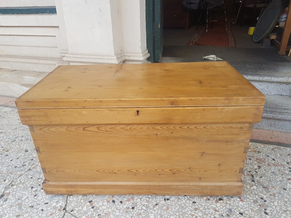 ANTIQUE PINE BLANKET BOX
