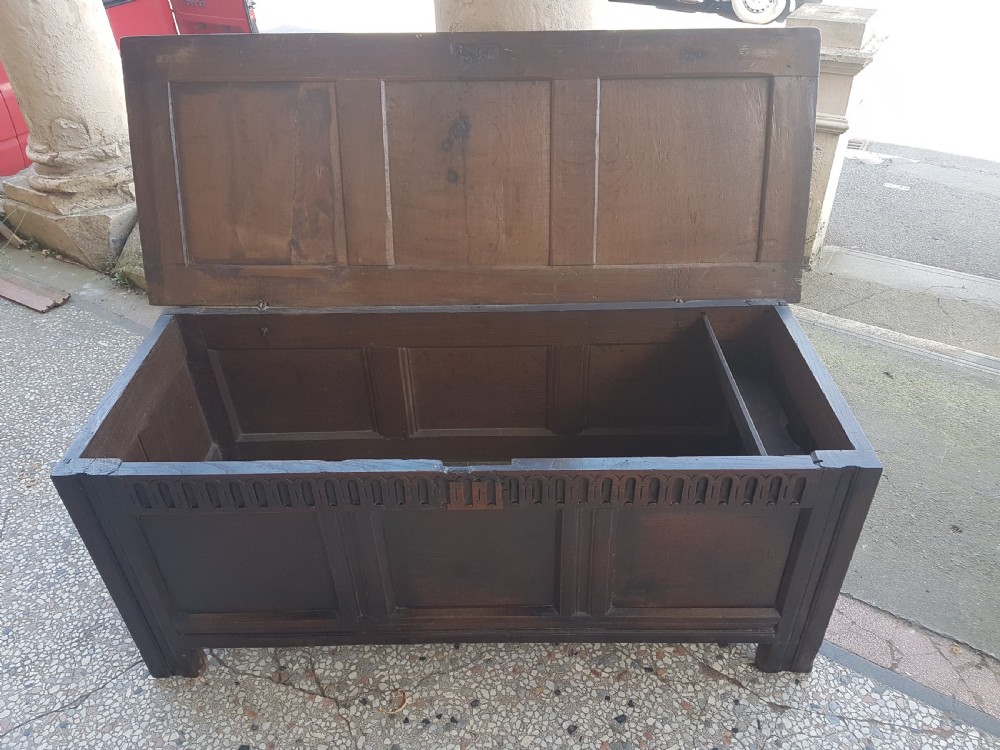 ANTIQUE OAK COFFER /CHEST  View III