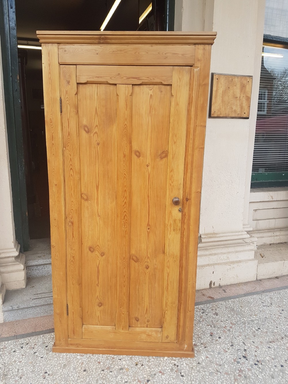 ANTQUE PINE CUPBOARD 