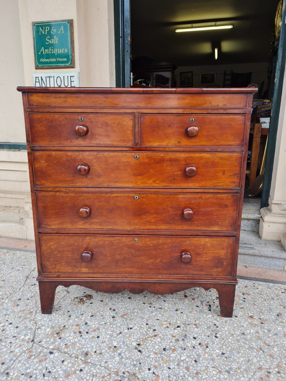 ANTIQUE CHEST OF DRAWERS