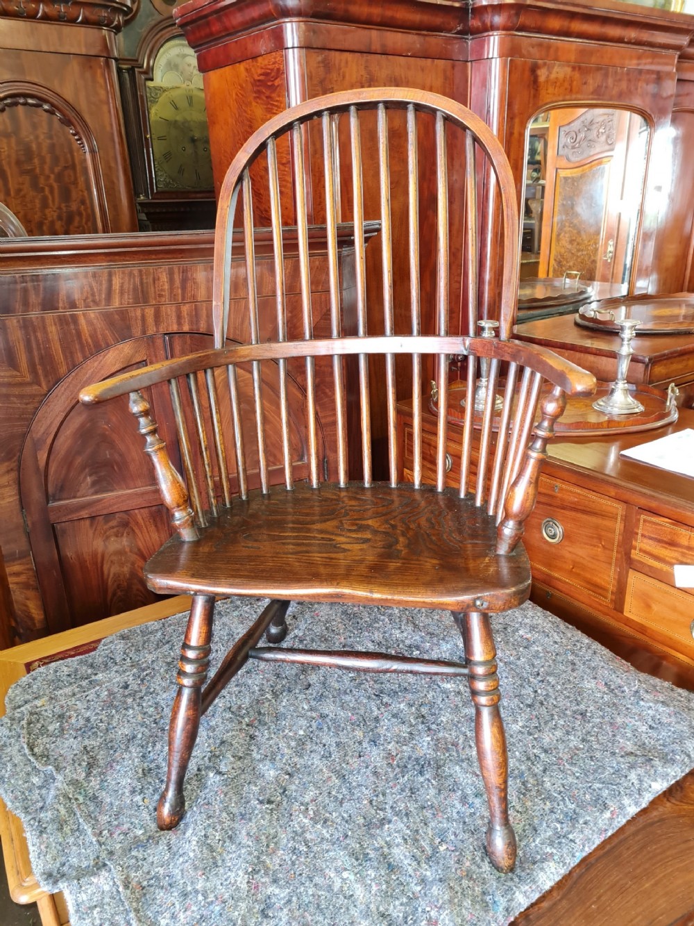 ANTIQUE WINDSOR CHAIR